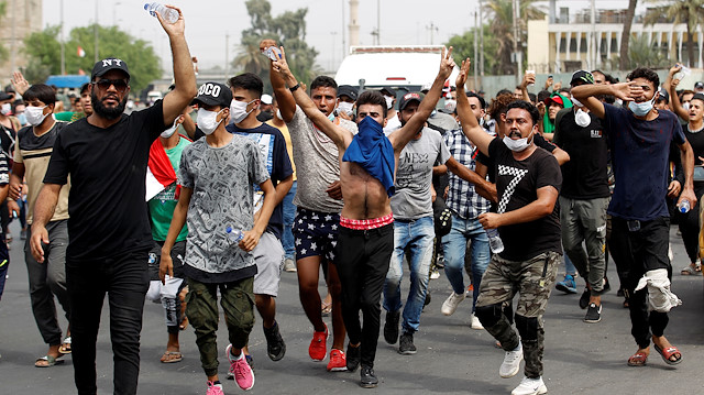 Irak'ta, Arap Baharı'ndaki devrim sloganları atarak, yöneticileri istifaya çağırdı.