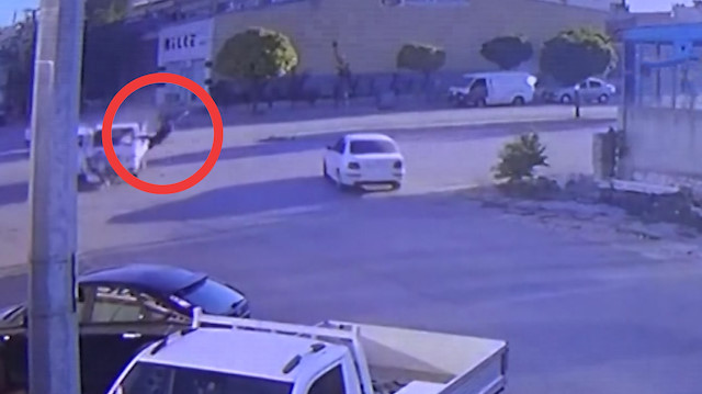 Kamyonetle çarpışan motosikletli 20 metre uçtu