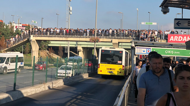 Kalabalığın yoğun olduğu durakta uzun kuyruklar oluştu. Vatandaşlar hem metrobüse binmek için hem de turnikelerden geçmek için sıra beklemek zorunda kaldı.