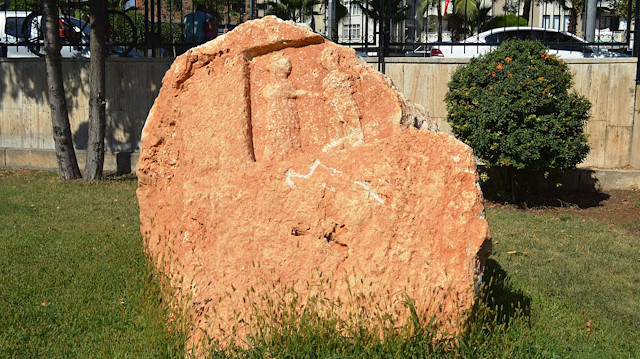 Roma dönemine ait 8 tonluk kaya üzerinde ayrılığı anlatan kabartma figürü. 