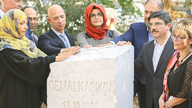 S. Arabistan’ın İstanbul Başkonsolosluğu karşısındaki yeşil alanda üzerinde Kaşıkçı’nın ismi, doğum ve ölüm tarihinin yer aldığı mermer anıtın açılışı yapıldı.