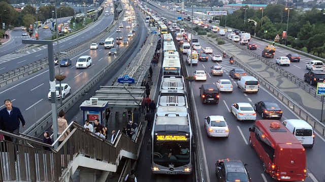 Metrobüs, son günlerde yoğunluk ve yaşanan aksamalarla dikkat çekiyor.