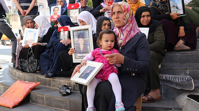Anne Süheyla Demir, 1 buçuk yaşındaki çocuğu ile HDP binası önündeki oturma eylemine katıldı.