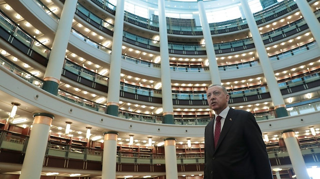 Cumhurbaşkanı Erdoğan Külliye Kütüphanesinde incelemelerde bulundu