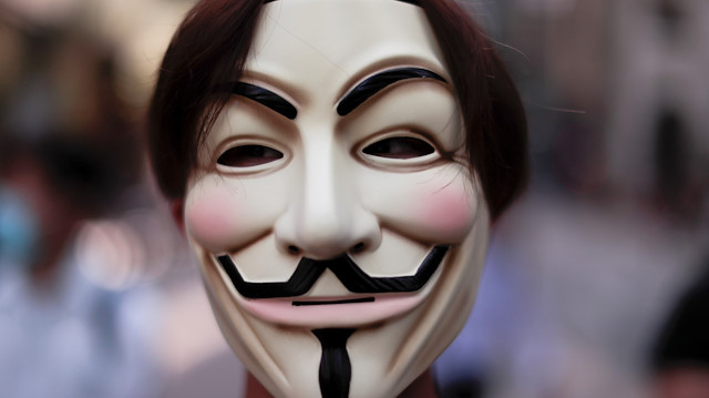 Hong Kong'da halka açık yerlerde yapılan gösterilerde maske takmanın yasaklandığı açıklandı.