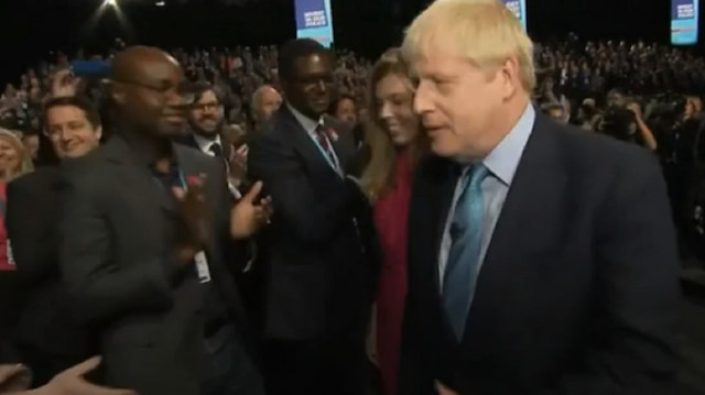 Boris Johnson katıldığı konferasnta siyahilerin elini sıkmadı.