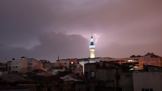İstanbul'da etkili olan şiddetli yağmur sırasında şimşekler gökyüzünü aydınlattı.