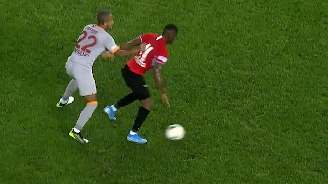 Galatasaraylı oyuncu Mariano, bir pozisyonun ardından Ayite'nin sırtına yumruk attı.