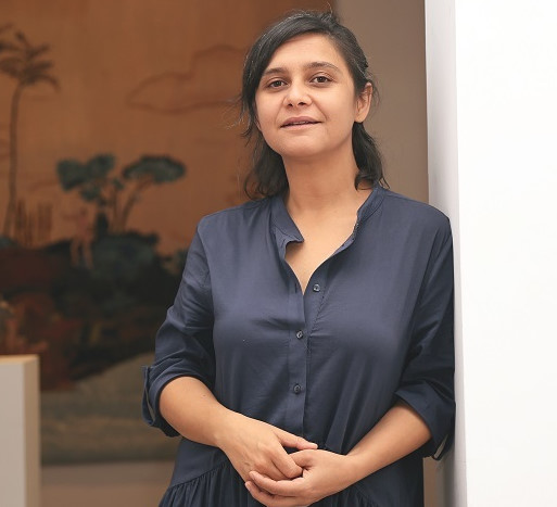Elmas Deniz işlerinde ağırlıklı olarak çevre- doğa-insan ilişkisini inceliyor. Sanatçı Tuzlu Su temasıyla düzenlenen 14. İstanbul Bienali›nde de İstanbul Boğazı’ndaki kirliliğe dikkat çeken bir çalışmayla yer almıştı.