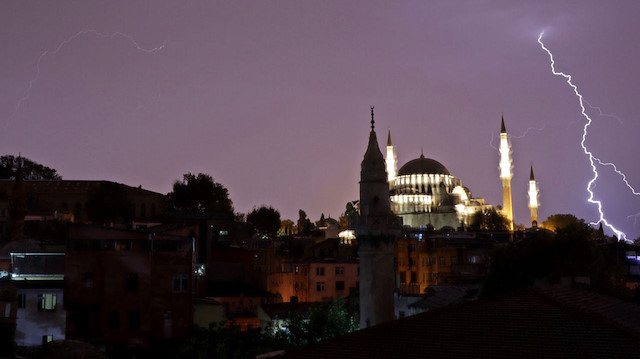 İstanbul'da şiddetli yağış: Çatılar uçtu, ağaçlar devrildi