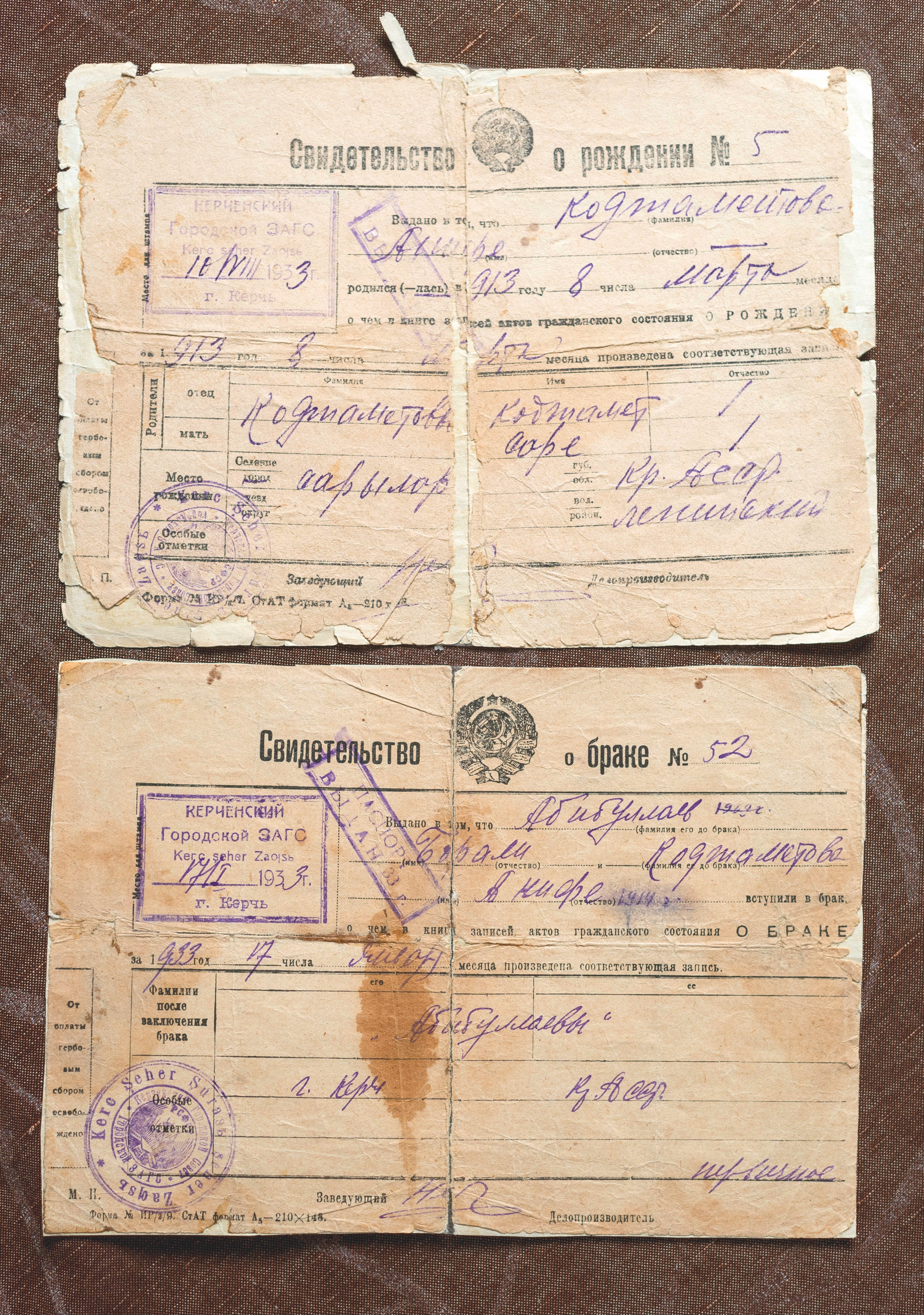 Alime Abibulayeva'nın eski kırmızı Sovyet pasaportu