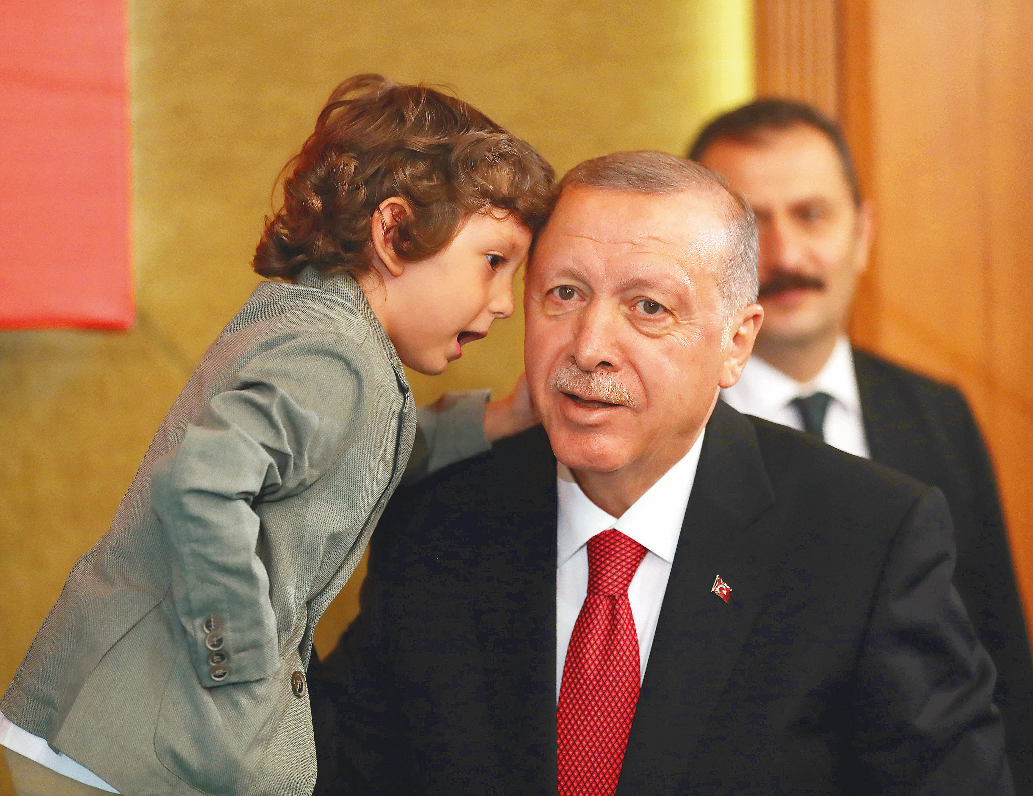 Erdoğan, AK Parti Bursa Milletvekili Hakan Çavuşoğlu’nun oğlu Hasan Berk ile çektirdiği fotoğrafı sosyal medya hesabından ‘Anlaşıldı’ notuyla paylaştı.