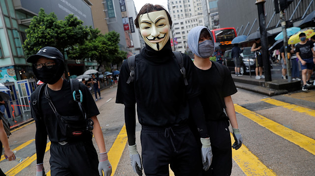 'Maske giymek suç değildir' sloganıyla protesto düzenliyor