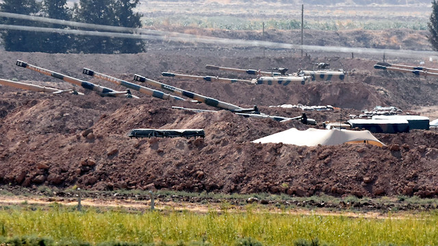 Sınırda tank ve obüslerin namluları Tel Abyad'a çevrildi.
