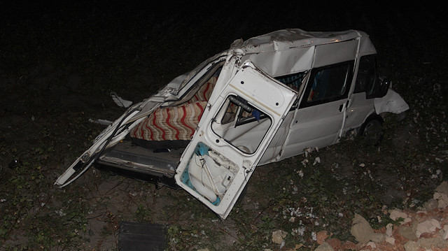 Kazada 10 kişi yaralanırken, minibüs de büyük hasar gördü.
