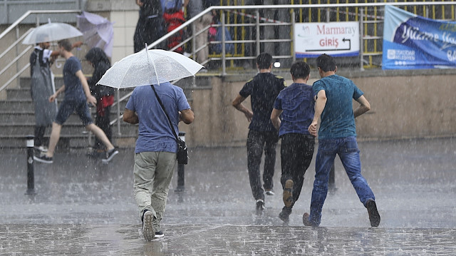 Meteorolojiden İstanbul'a kuvvetli yağış uyarısı yapıldı.