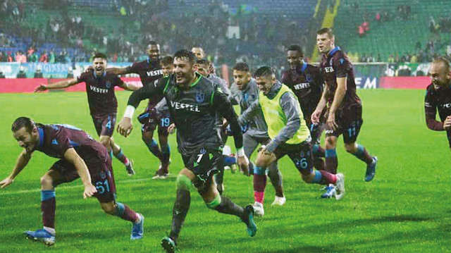 Trabzonsporlu oyuncuların galibiyet sevinci