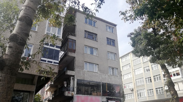 Bahar Apartmanı 1999 depremi sonrasında 25-30 santim kadar yan tarafında bulunan binaya doğru eğildi.