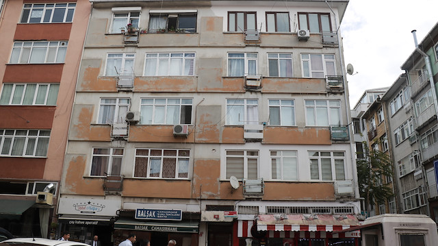 Kadıköy'de zabıta ekiplerince mühürlenen 5 katlı bina. 
