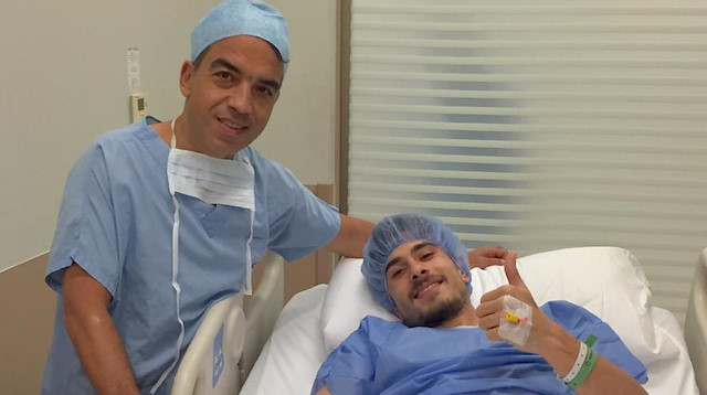 Dorukhan Toköz, ameliyatın arından doktor Sarper Çetinkaya ile poz verdi.