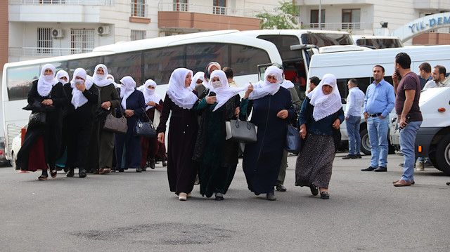 124 Ağrılı anne, Diyarbakır'daki evlat nöbeti tutan ailelere desteğe geldi.