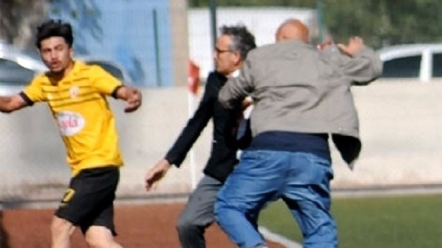 Yerköyspor Başkanı Hacı Yusuf Şahin'in oyuncusuna tokat savurduğu an.