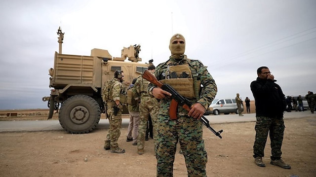 ABD'nin bölgeden çekilmesinin ardından YPG güçleri, Esed rejimi ile anlaşmaya çalışıyor.