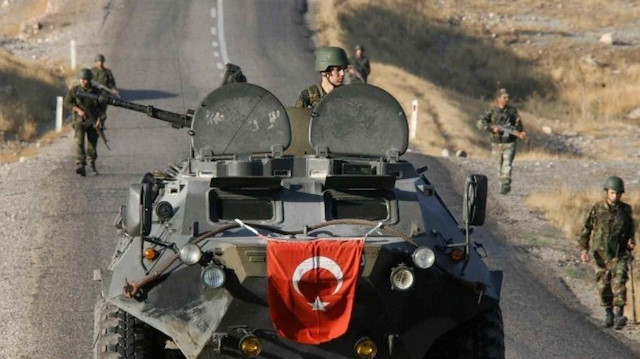 قوات خاصة وناقلات جند ومدرعات عسكرية.. تعزيزات تركية مكثفة