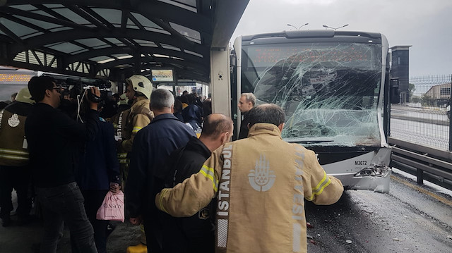 Kazada metrobüslerde hasa meydana gelirken, bazı yolcular da yaralandı. 