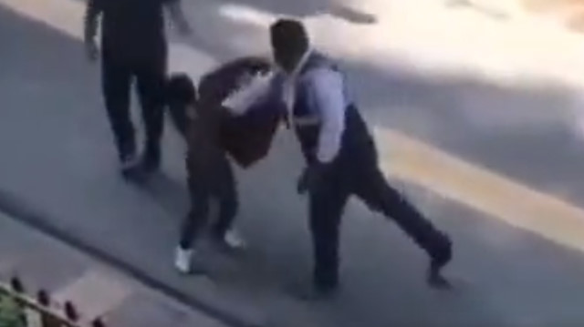 Bir kişinin kağıt toplayan küçük çocuğa tokat atması, sosyal medyada tepki topladı.  