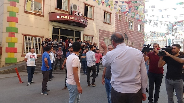 Diyarbakır’da HDP il binası önünde gergin anlar yaşandı.