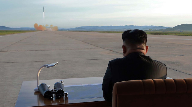 Kuzey Kore lideri, füze denemesini izledi.