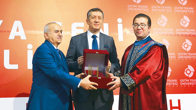 OSTİM Teknik Üniversitesi Mütevelli Heyet Başkanı Orhan Aydın ve OSTİM Teknik Üniversitesi Rektörü Prof. Dr. Murat Yülek, Bakan Ziya Selçuk’a hediye takdim etti.