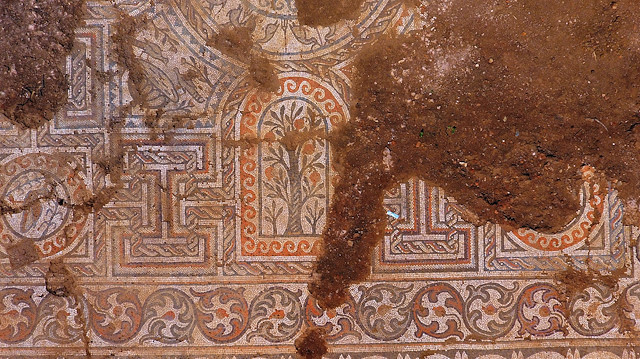 Müze uzmanları denetiminde yaklaşık 20 kişilik ekip, mozaik ile diğer mimari kalıntıların restorasyon ve konservasyonuna devam ediyor.
