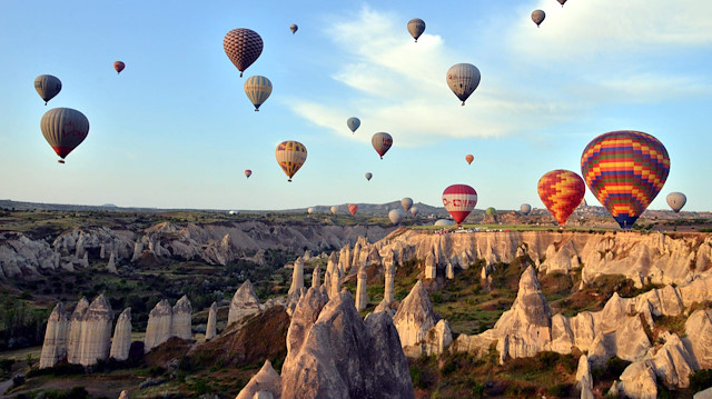Türkiye'nin en önemli turizm merkezlerinden olan Kapadokya'ya turistlerin ilgisiyle beraber uçak ve yolcu trafiğinde artış da devam ediyor.