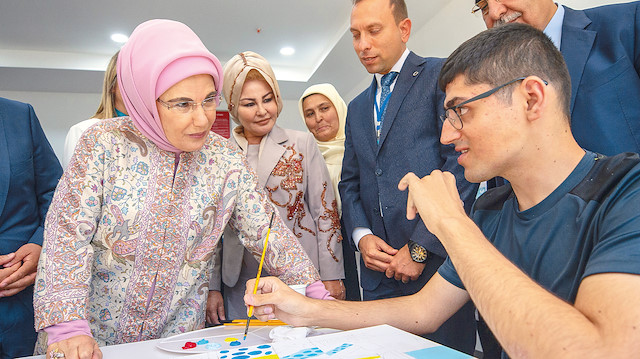 Engelsiz Yaşam, Özel Eğitim ve Rehabilitasyon Merkezi’ni gezen Emine Erdoğan, engelli öğrencilerle bir araya geldi.