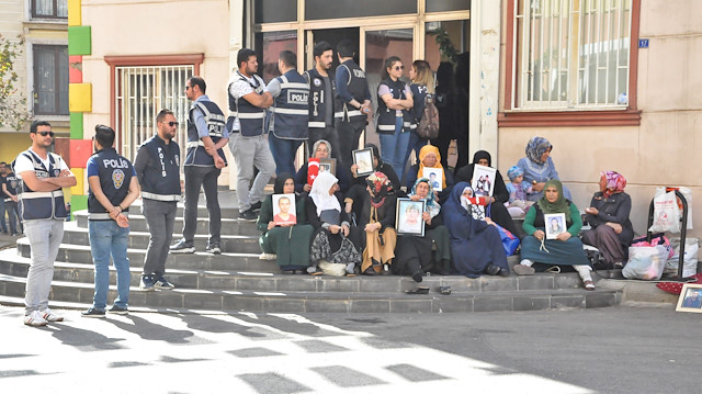 HDP Diyarbakır İl Binası önündeki evlat nöbeti 38'inci gününde sürüyor.