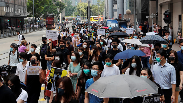 Zanlıların yargılanmak üzere Çin'e iadesini kolaylaştıran yasa tasarısını protesto eden göstericiler.
