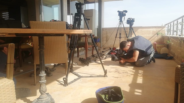 YPG’den gazetecilerin bulunduğu alana keskin nişancılarla saldırı yapıldı. 