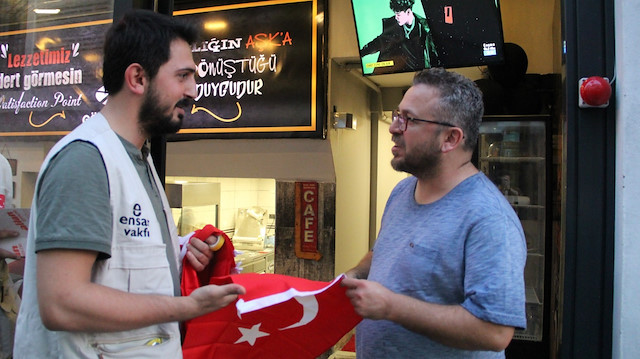 Ensar Vakfı Genç Ensar gönüllüleri Barış Pınarı Harekatı'na destek vermek amacıyla Türk bayrağı dağıttı.
