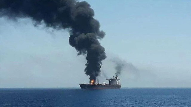 İran'a ait petrol tankeri patlama sonrası alev aldı.