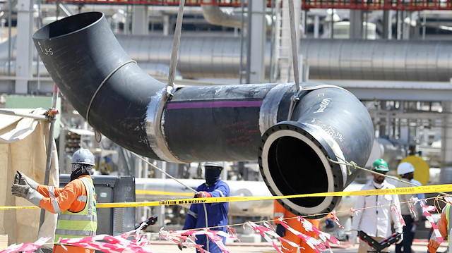 FILE PHOTO: Workers fix a pipeline at the damaged site of Saudi Aramco oil facility in Khurais, Saudi Arabia, September 20, 2019. REUTERS/Hamad l Mohammed/File Photo

