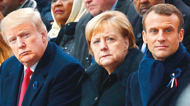 Donald Trump (sol) Angela Merkel (orta)  Emmanuel Macron (sağ)