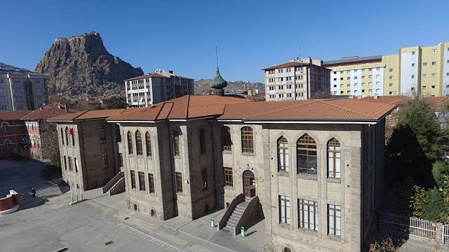 Afyon Lisesi, ünlüler okulu olarak anılıyor. 