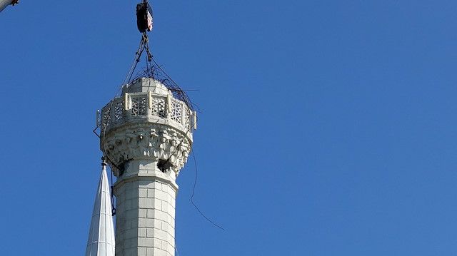 Hacı Ahmet Tükenmez Camii'nin minaresi kesilerek yıkımına başlandı.