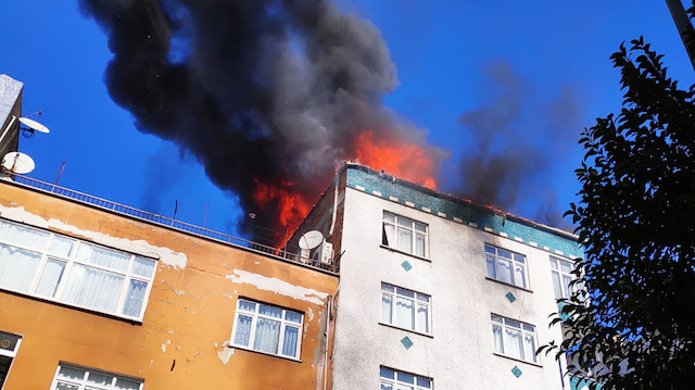Binanın çatısı alev alev yandı. 