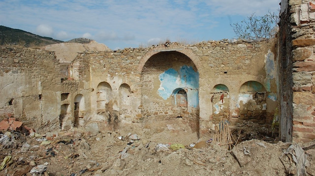 Tepeköy Mahallesi Muhtarı, hasar gören tarihi kilisenin restore edilmesi gerektiğini belirtti.