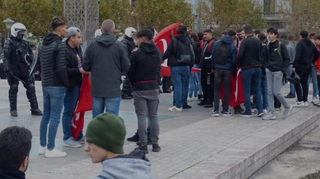 Belçika'da  terör örgütü sempatizanları Türkiye’nin Fırat’ın doğusunda düzenlediği Barış Pınarı Harekatı’na tepki göstermek için bir araya geldi.
