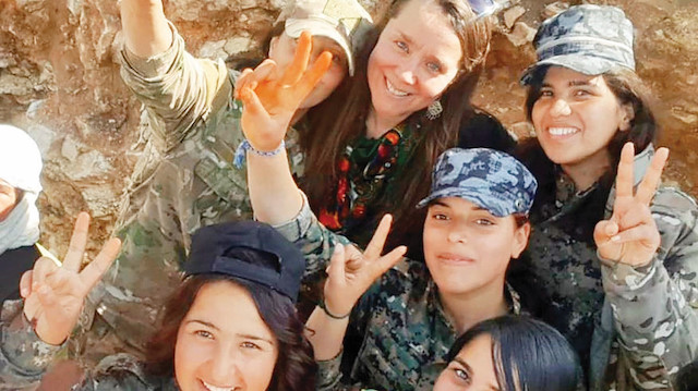 Amy Austin Holmes'in, Suriye'de terör örgütü PYD saflarında çok sayıda fotoğrafı var.
