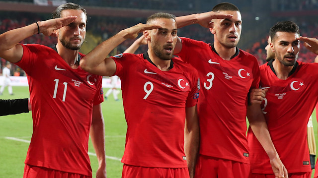 A Milli Futbol Takımı futbolcuları Arnavutluk’a karşı son dakikada attıkları golden sonra asker selamı verdi.